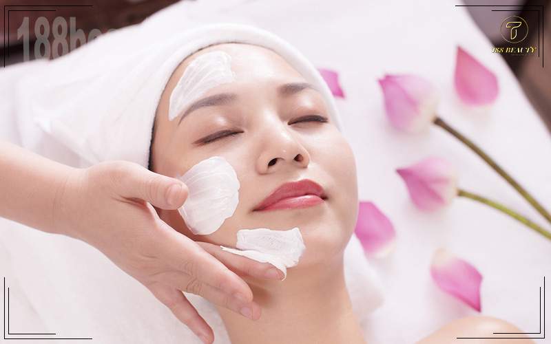 Chăm sóc và vệ sinh da mặt mỗi ngày để ngăn ngừa mụn ẩn hình thành 